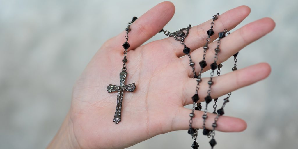 ¿Qué significa tener el rosario en la mano?