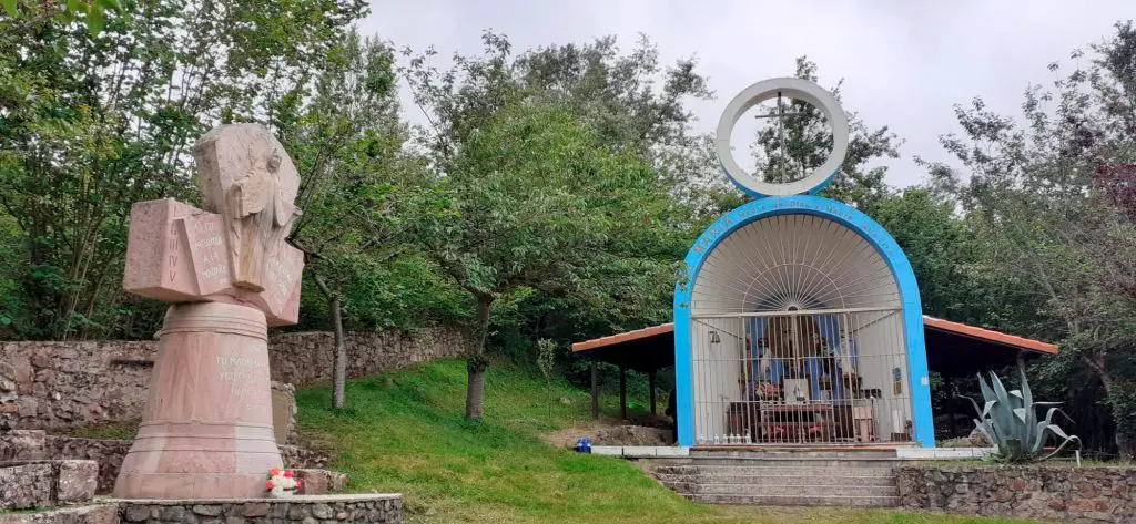 La aparición de la Virgen María en la montaña