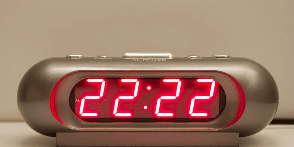 ¿Qué significa el número 22 22 en el reloj?