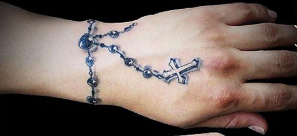 ¿Qué significa un tatuaje de un rosario en la mano?