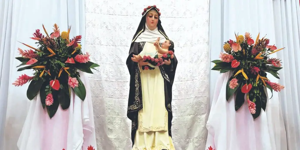 ¿Cómo se llama la Virgen que tiene rosas?