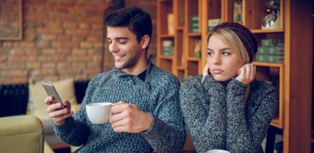 ¿Qué significa cuando una persona te habla y no te mira a la cara?