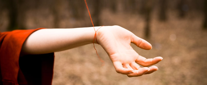 ¿Qué significa llevar una pulsera roja de 7 nudos en la mano izquierda?